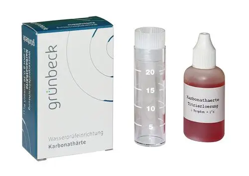 Wasserprüfeinrichtung von Grünbeck zur Bestimmung der Karbonathärte. Enthalten sind ein Messbehälter und eine Titrierlösung in einer Flasche.